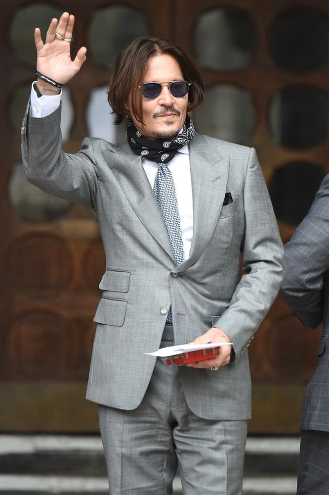 Johnny Depp bị tẽn tò khi chúc mừng Robert Downey Jr. thắng giải Oscar-5