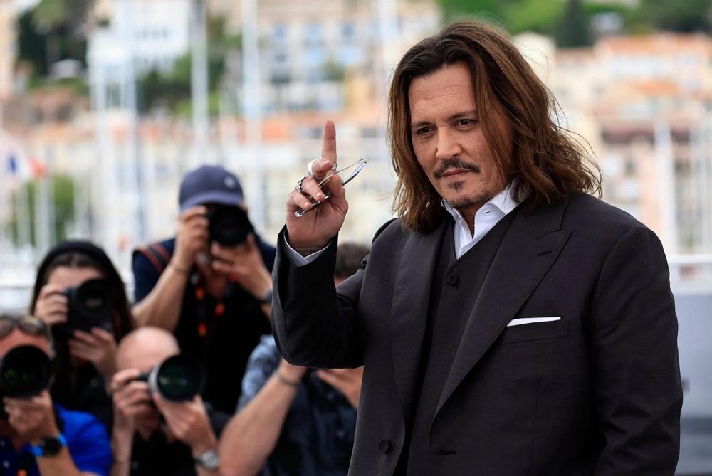 Johnny Depp bị tẽn tò khi chúc mừng Robert Downey Jr. thắng giải Oscar-6