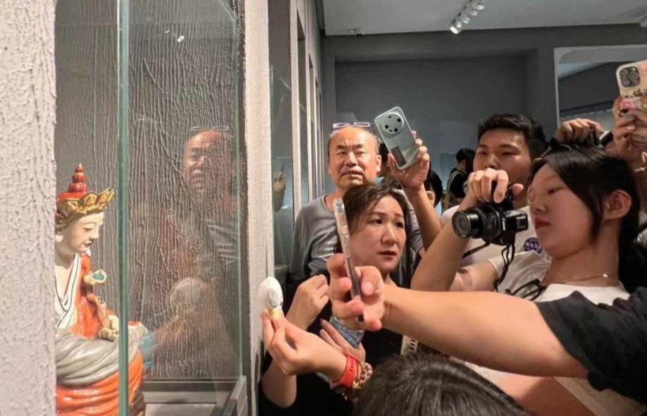 Bức tượng La Hán gây sốt trên mạng với biểu cảm lạ-1