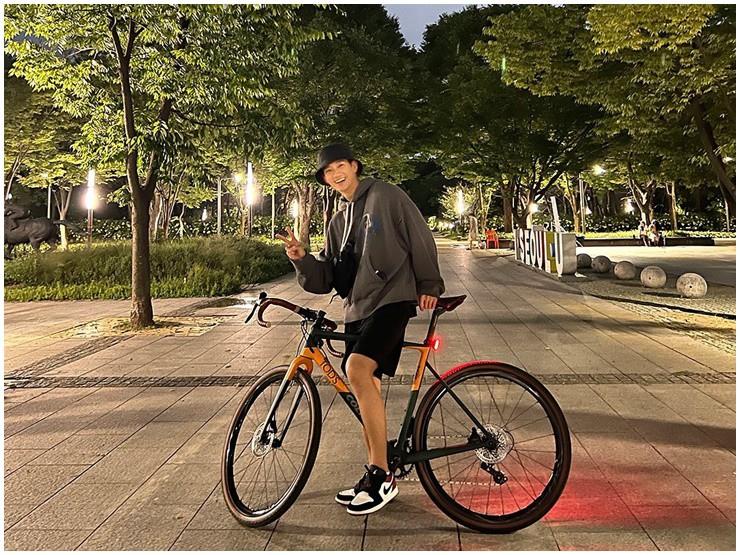 Người đàn ông hoàn hảo nhất năm có vẻ ngoài gây thương nhớ đang hot rần rần là ai?-4