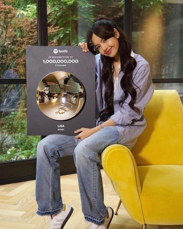 Động thái mới nhất của Lisa (BLACKPINK) sau khi rời YG-5