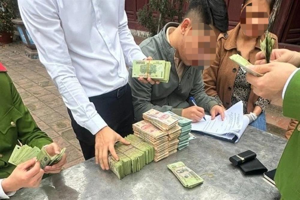 Nguồn gốc túi tiền 1,2 tỷ đồng bị ném vào ô tô bà bán trứng-1