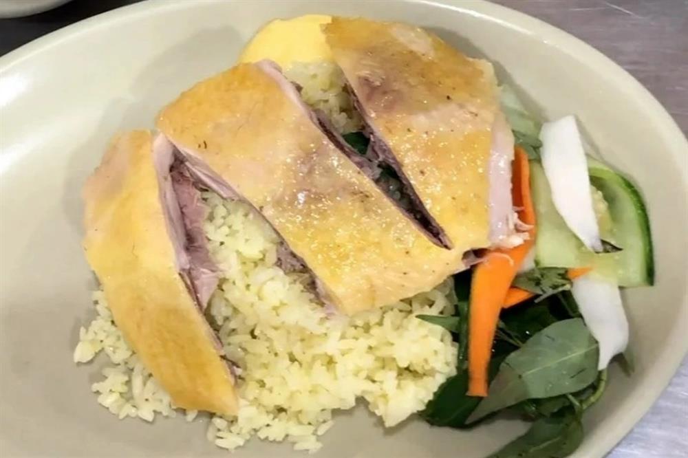 Vụ 60 người nhập viện sau khi ăn cơm gà: Người bị ngộ độc nói gì về đồ ăn?-1