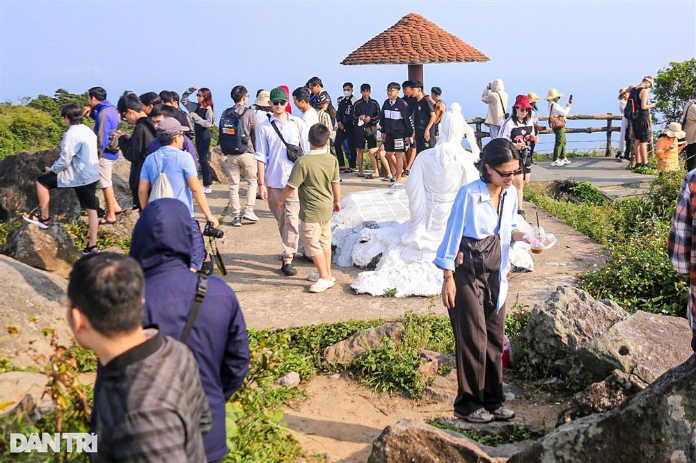 Đỉnh Bàn Cờ hot, khách ùn ùn đến chụp ảnh sau khi Bill Gates ghé thăm-5