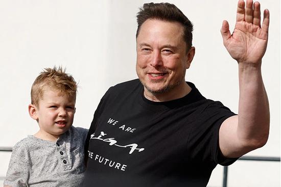 Tỷ phú Elon Musk gây sốt với hình ảnh 'bố đảm': Vừa làm việc, vừa trông con