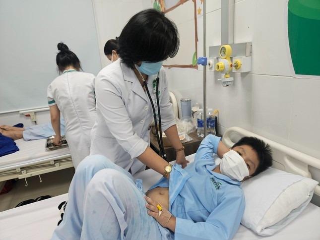 Số người nhập viện sau khi ăn cơm gà ở Nha Trang tăng chóng mặt-1