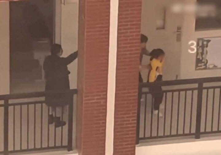 Lộ clip bạo hành học sinh dã man, 2 giáo viên tiểu học ở Trung Quốc bị đình chỉ-2