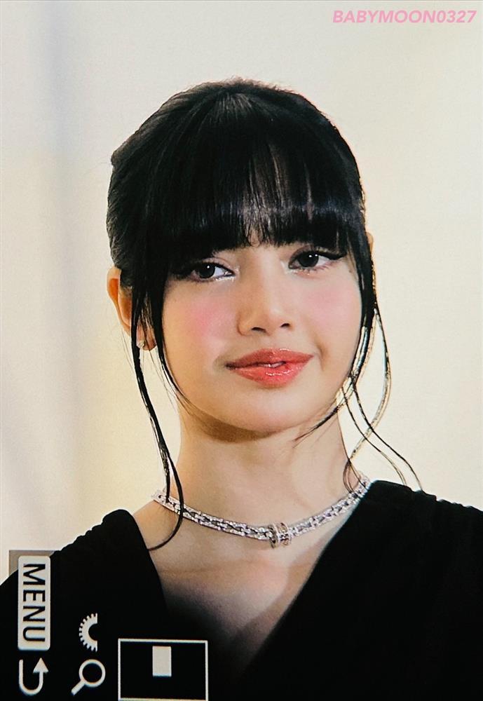 Nhìn ảnh zoom gần mới thấy môi Lisa khác lạ-2