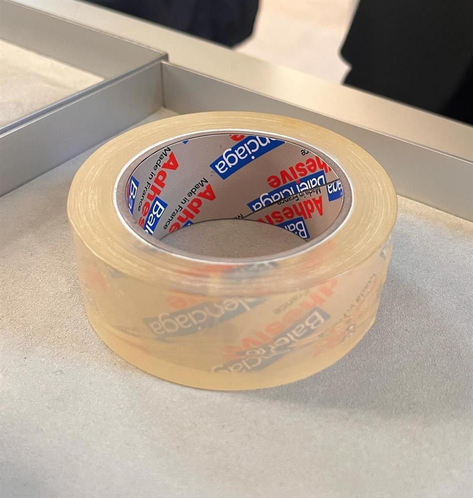 Vòng tay hàng hiệu giống hệt cuộn băng dính nhưng có giá 81 triệu đồng-2