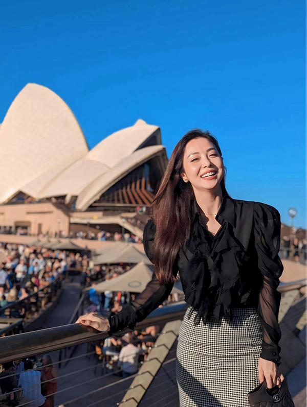 Jennifer Phạm khoe dáng ở Úc, fan tò mò bí quyết chăm sóc body và da-1