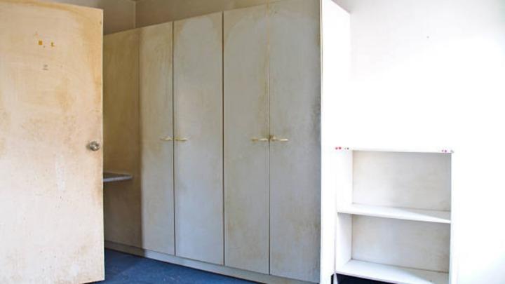 Cách chống ẩm mốc tủ quần áo khi trời nồm-1