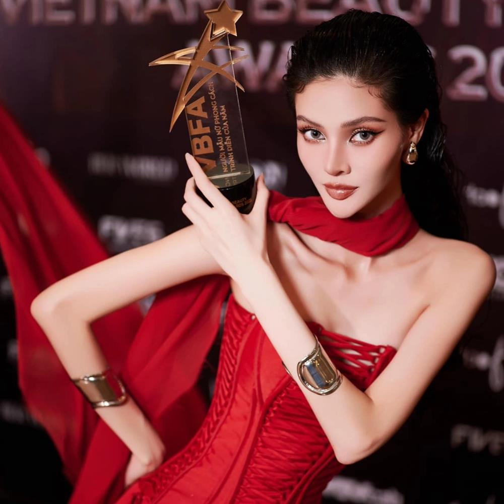 Á quân The New Mentor gây sốc với ngoại hình gầy gò, vòng eo 53cm-6