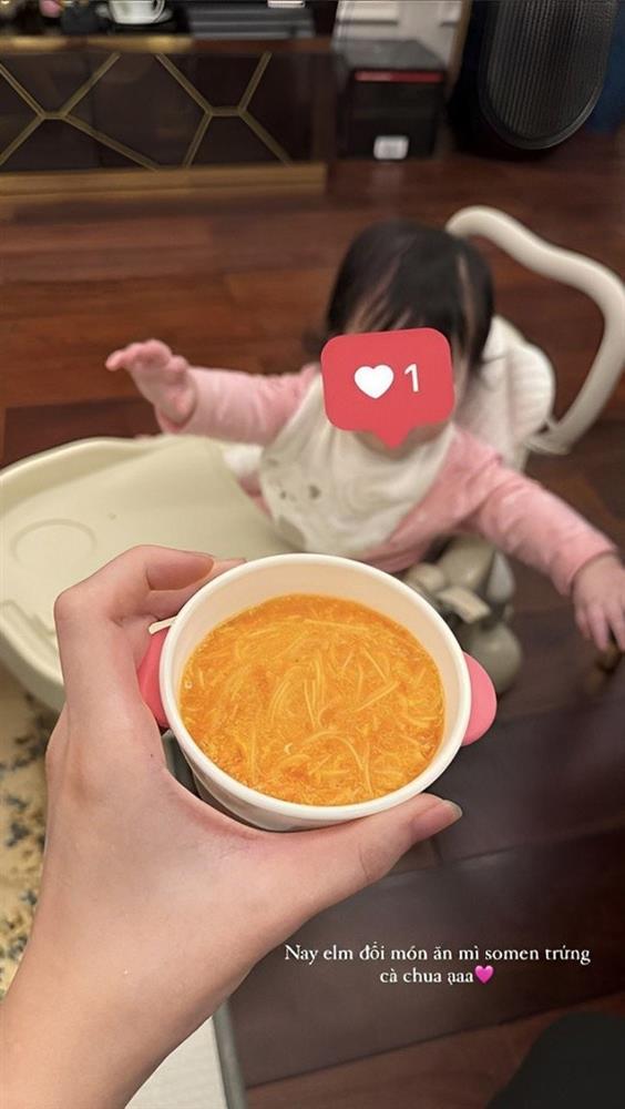 Đỗ Mỹ Linh tự tay nấu đồ ăn dặm cho ái nữ, chăm con 8 tháng tuổi bụ bẫm, cực đáng yêu-2