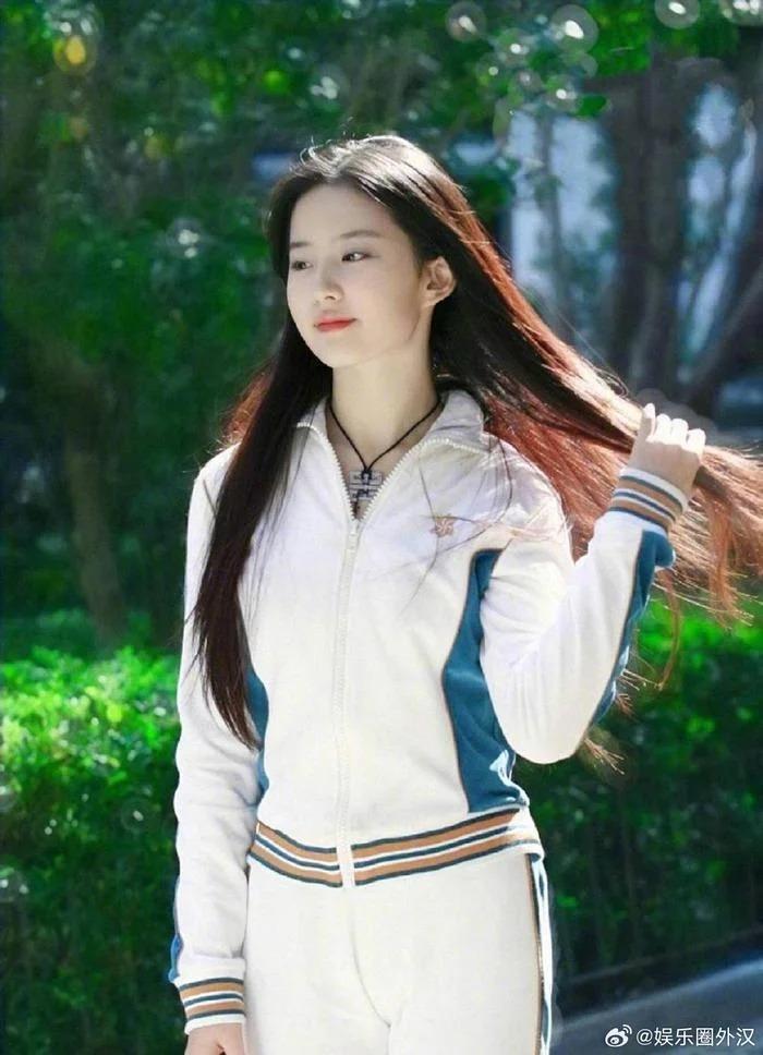 Vẻ đẹp thuần khiết năm 17 tuổi của Lưu Diệc Phi gây bão mạng xã hội-1