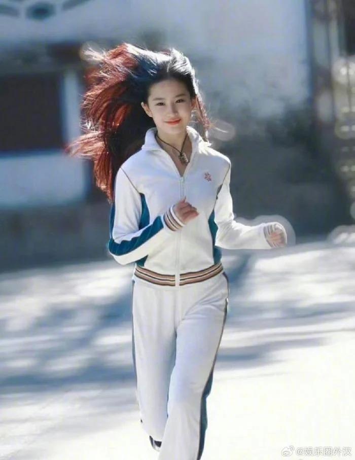 Vẻ đẹp thuần khiết năm 17 tuổi của Lưu Diệc Phi gây bão mạng xã hội-2