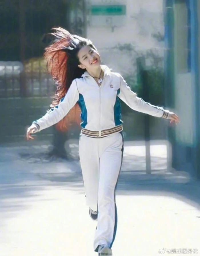 Vẻ đẹp thuần khiết năm 17 tuổi của Lưu Diệc Phi gây bão mạng xã hội-3