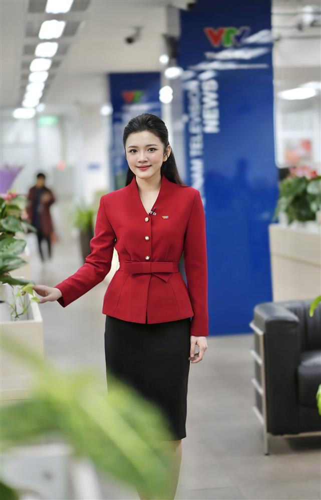 Nữ MC thời tiết Khánh Linh khóc vì nhịn đói, giảm 23kg để lên sóng VTV-1