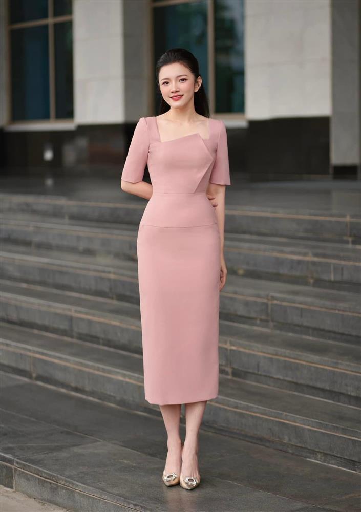 Nữ MC thời tiết Khánh Linh khóc vì nhịn đói, giảm 23kg để lên sóng VTV-3