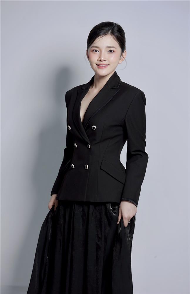 Nữ MC thời tiết Khánh Linh khóc vì nhịn đói, giảm 23kg để lên sóng VTV-6