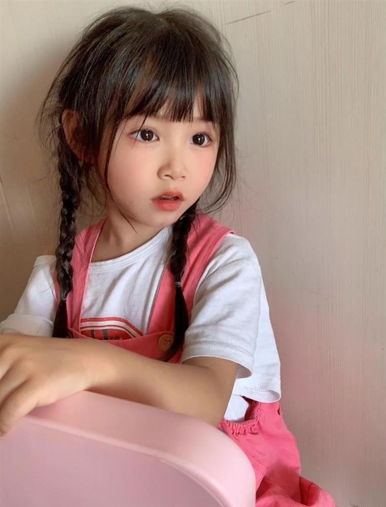Bé gái xinh đẹp hút 2,4 triệu lượt theo dõi, gây bất ngờ khi mắc bệnh lạ-1