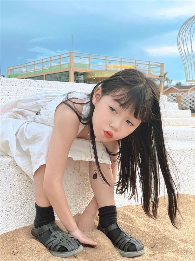 Bé gái xinh đẹp hút 2,4 triệu lượt theo dõi, gây bất ngờ khi mắc bệnh lạ-3