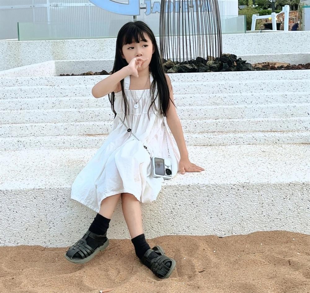 Bé gái xinh đẹp hút 2,4 triệu lượt theo dõi, gây bất ngờ khi mắc bệnh lạ-6