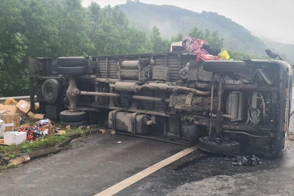 Liên tiếp 2 vụ tai nạn trên cao tốc La Sơn - Túy Loan-1