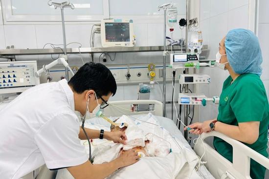 Bé trai bị tai nạn nổ laptop khi đang học bài đã tử vong