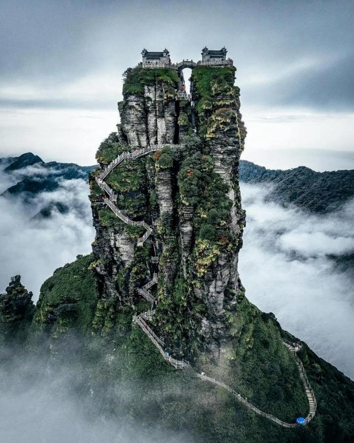 Chùa cổ tọa lạc trên đỉnh núi 2.500 mét ở Trung Quốc, được ví như tiên cảnh hạ giới-1