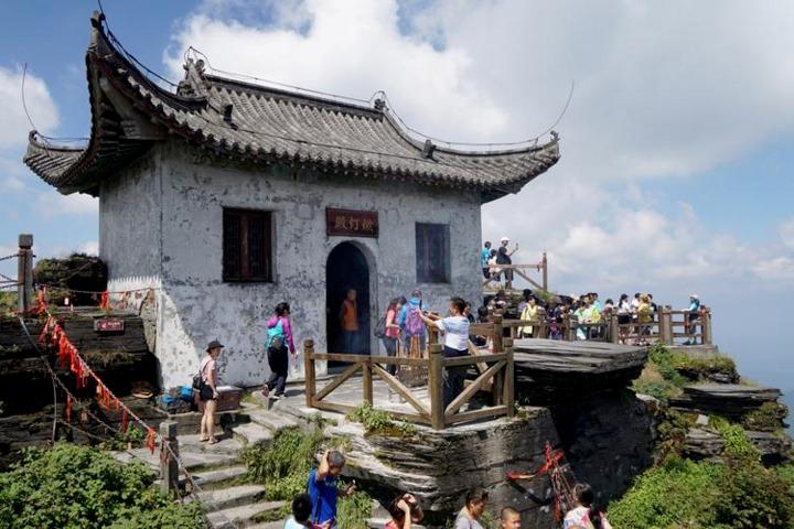 Chùa cổ tọa lạc trên đỉnh núi 2.500 mét ở Trung Quốc, được ví như tiên cảnh hạ giới-5