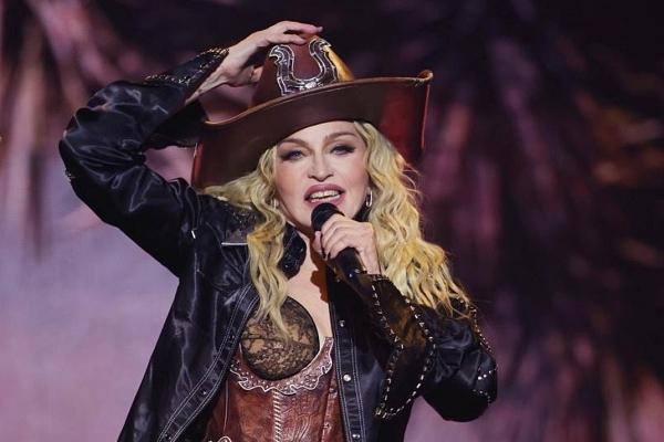 Madonna ra nước ngoài đón sinh nhật 66 tuổi với tình mới kém 38 tuổi-4
