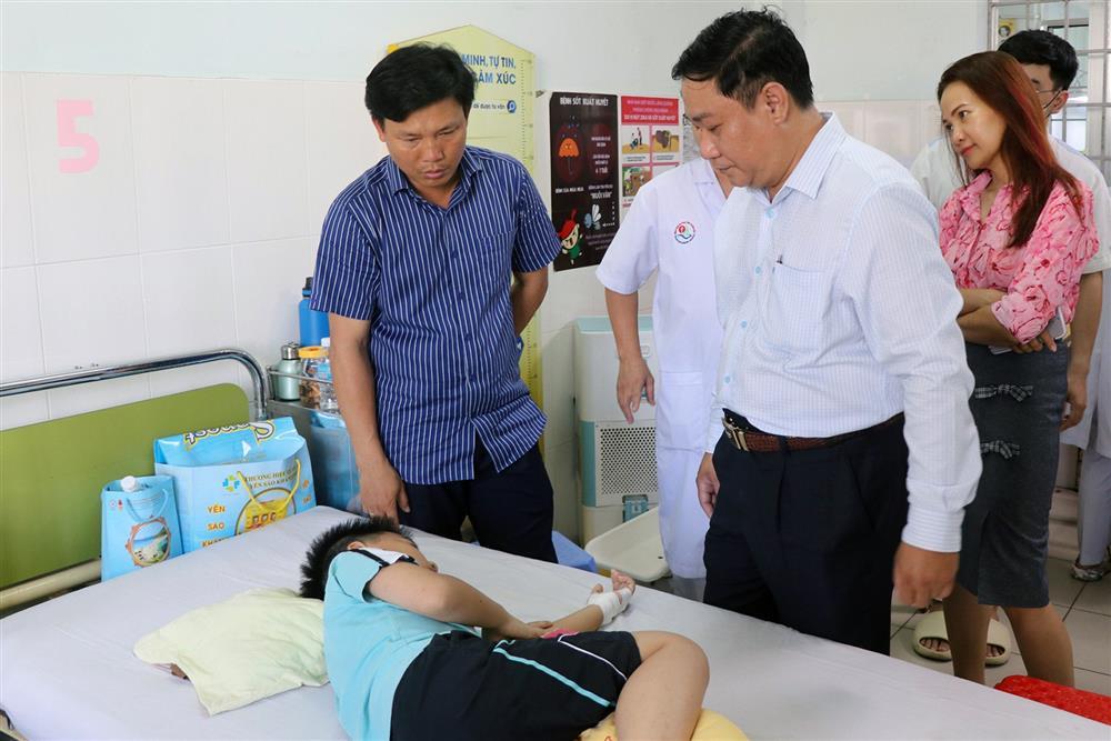 Hơn 220 người nhập viện, chủ quán cơm gà ở Nha Trang xin nhận trách nhiệm-2