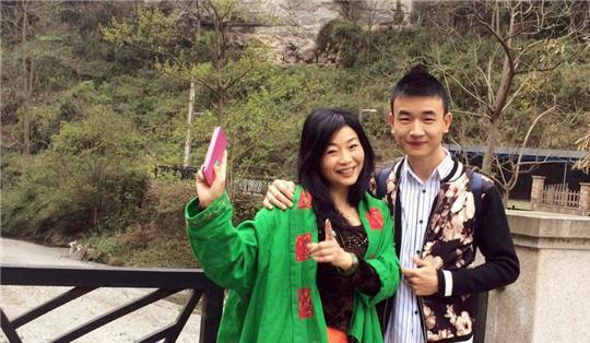 Chàng trai 23 tuổi quyết cưới bằng được người phụ nữ 46 tuổi sau cú ngã xe đạp-1