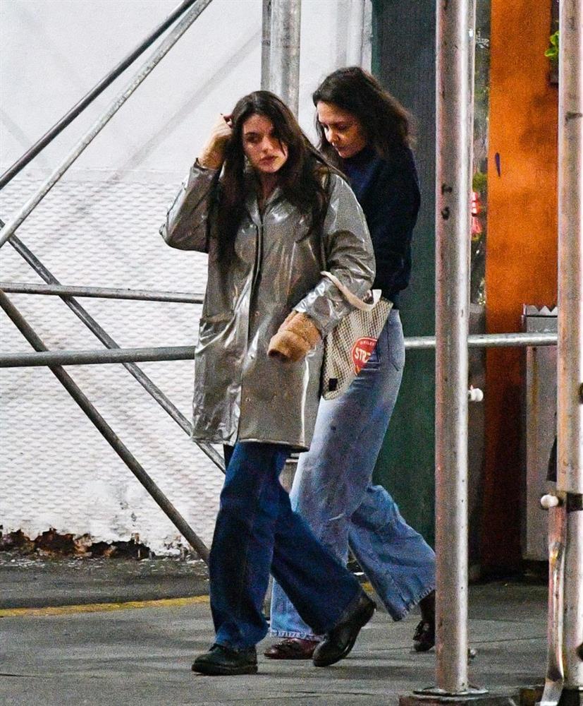 Suri Cruise tuổi 18 trung thành với phong cách giản dị, mê quần jeans hơn váy vóc-7