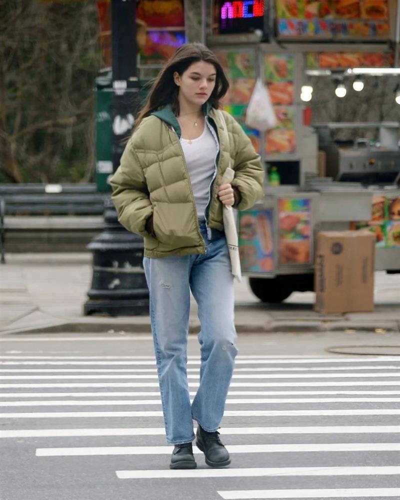Suri Cruise tuổi 18 trung thành với phong cách giản dị, mê quần jeans hơn váy vóc-8