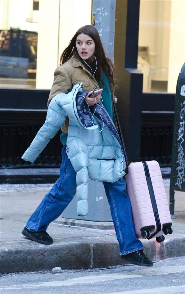 Suri Cruise tuổi 18 trung thành với phong cách giản dị, mê quần jeans hơn váy vóc-3