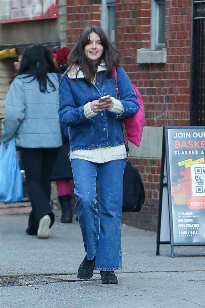 Suri Cruise tuổi 18 trung thành với phong cách giản dị, mê quần jeans hơn váy vóc-4