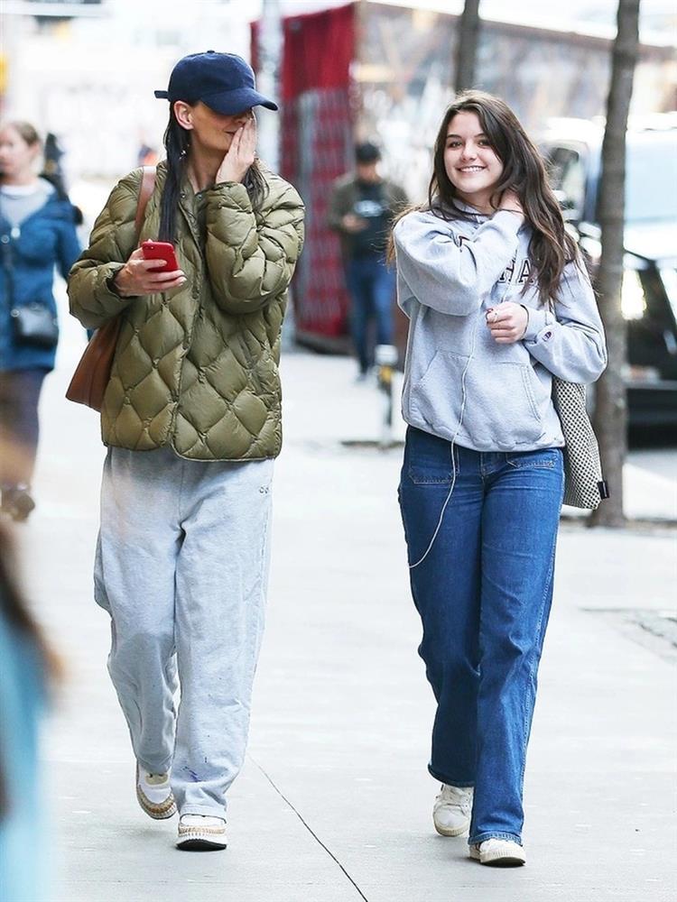 Suri Cruise tuổi 18 trung thành với phong cách giản dị, mê quần jeans hơn váy vóc-5