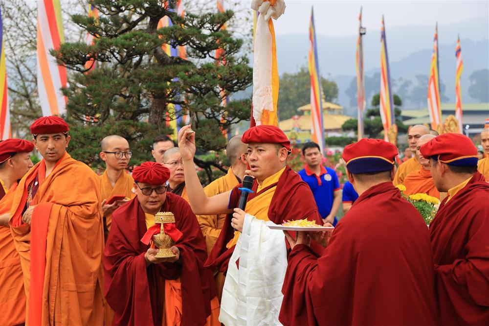 Khai quang điểm nhãn tôn tượng Đức Phật Thích Ca tại Đại Bảo Tháp Mandala Tây Thiên-1