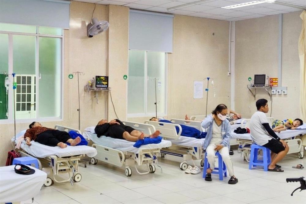 Vụ 345 người nhập viện sau khi ăn cơm gà: Một thai phụ chuyển biến nặng-1