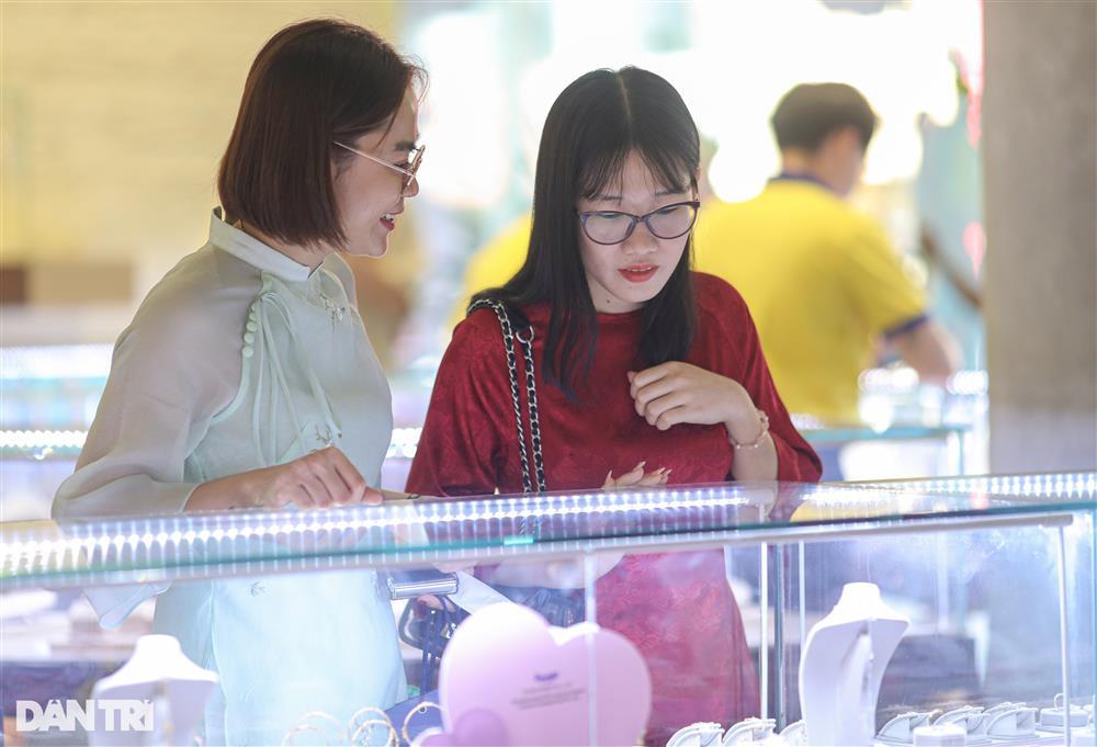 Vàng cao kỷ lục, bạn trẻ nhịn uống trà sữa dành tiền tặng vàng người yêu-2