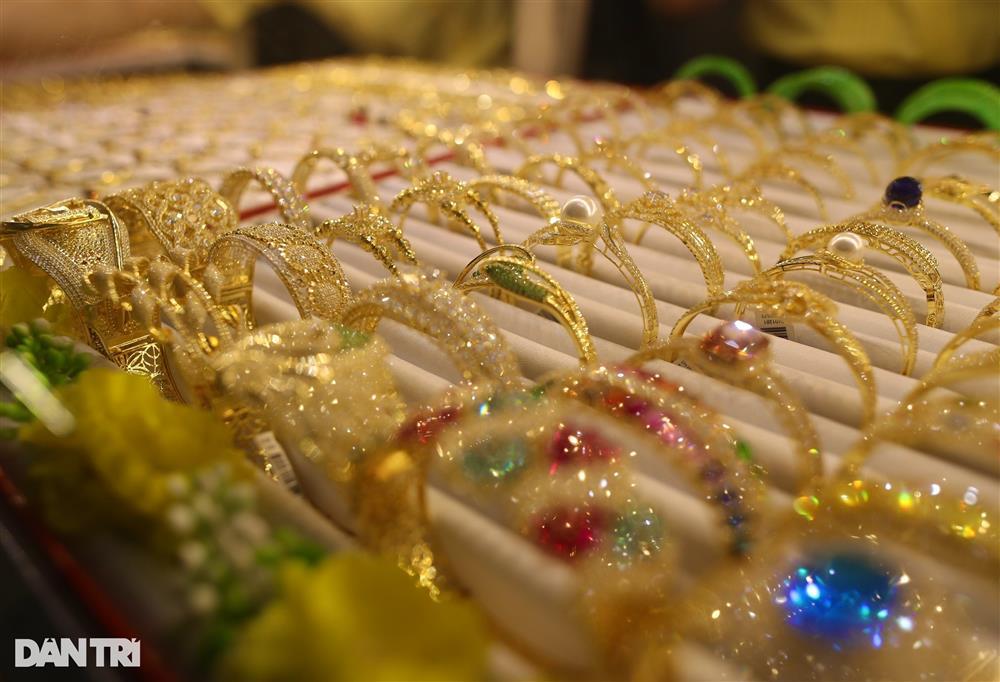 Vàng cao kỷ lục, bạn trẻ nhịn uống trà sữa dành tiền tặng vàng người yêu-4