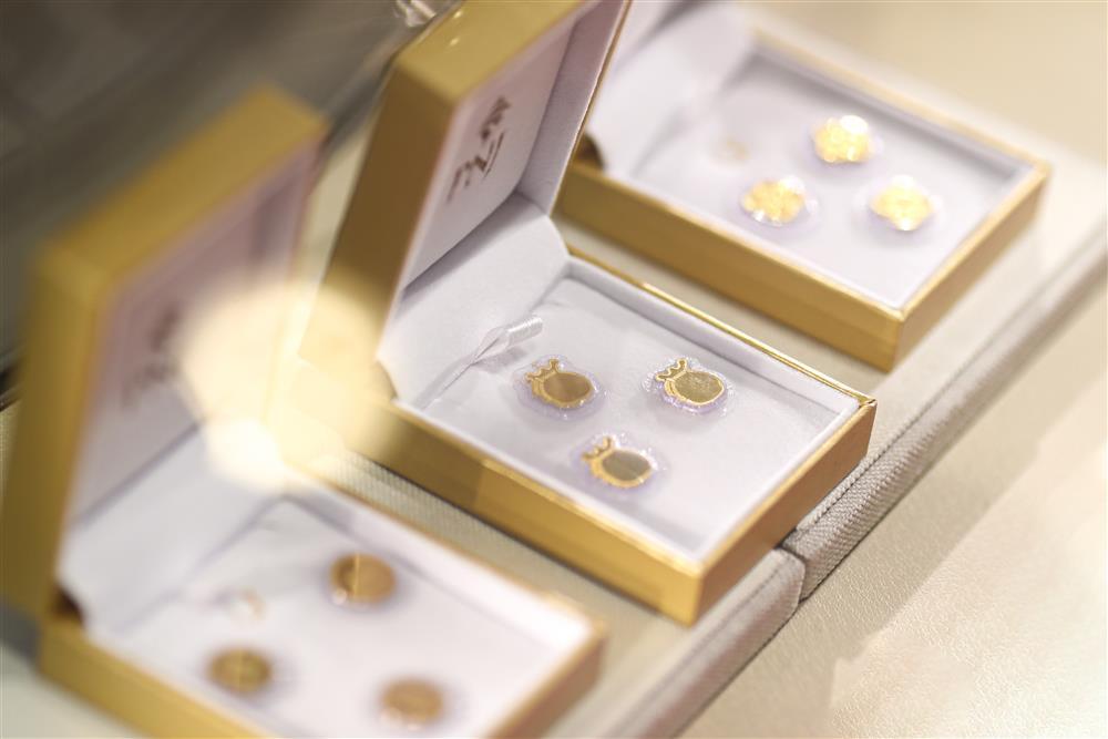 Vàng cao kỷ lục, bạn trẻ nhịn uống trà sữa dành tiền tặng vàng người yêu-6