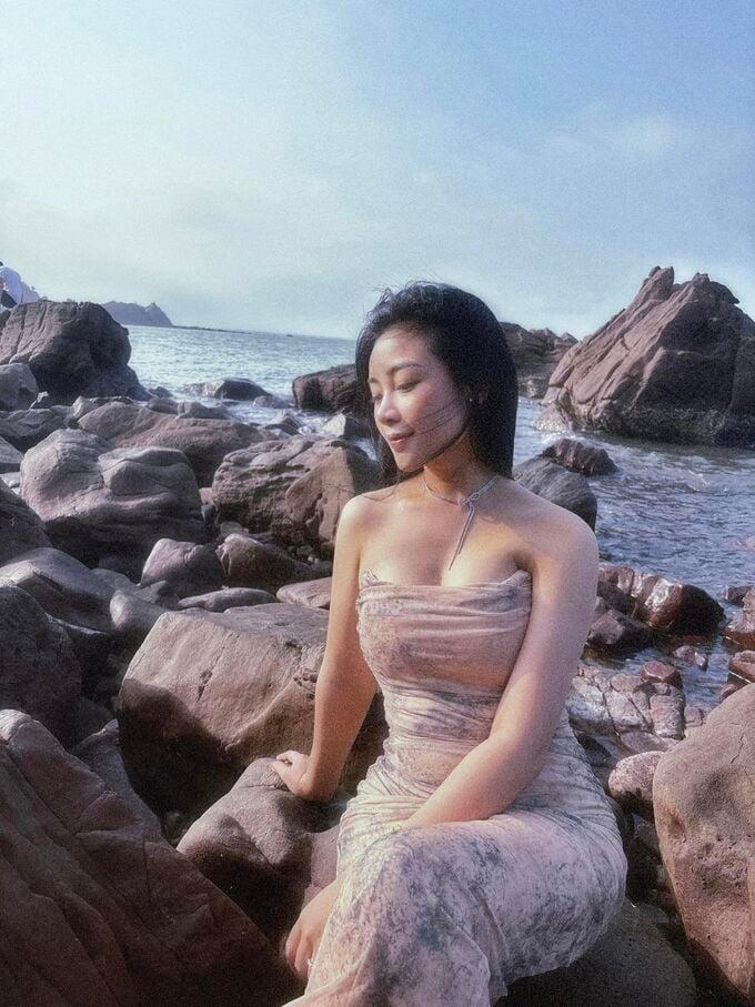 Vợ Phan Văn Đức hai con vẫn cực nóng bỏng khi khoe dáng trên biển-3