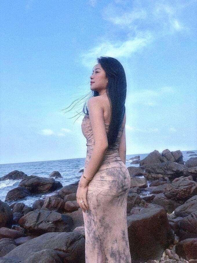 Vợ Phan Văn Đức hai con vẫn cực nóng bỏng khi khoe dáng trên biển-4