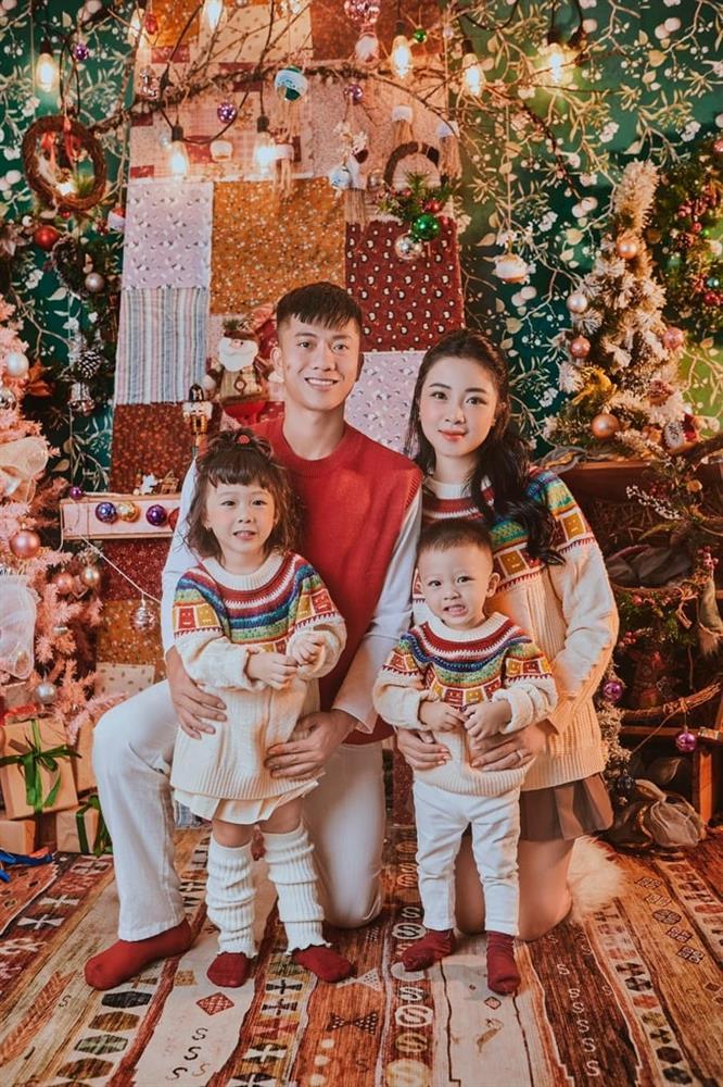 Vợ Phan Văn Đức hai con vẫn cực nóng bỏng khi khoe dáng trên biển-7