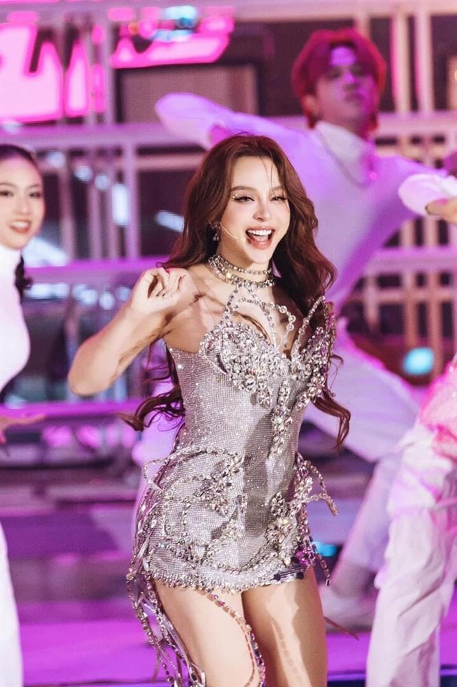 Cuộc sống như nữ hoàng của phú bà showbiz Việt-11