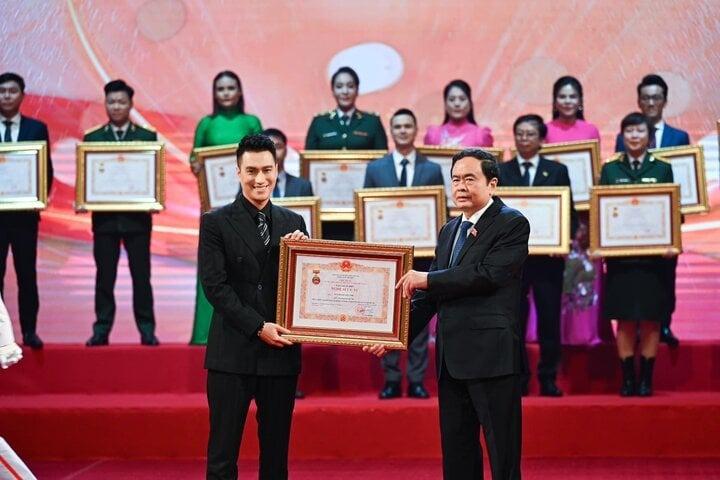 Diễn viên Việt Anh ôm mẹ khóc nghẹn khi trở thành NSƯT-1