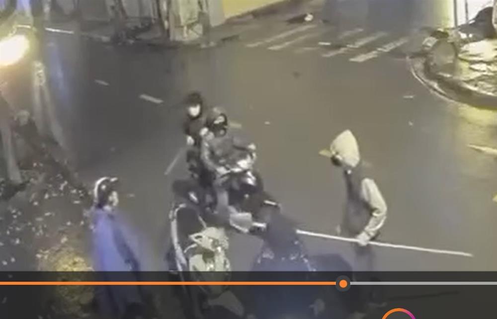 Xác minh nhóm thanh thiếu niên chặn đầu, cướp tài sản người đi đường ở Hà Nội-1