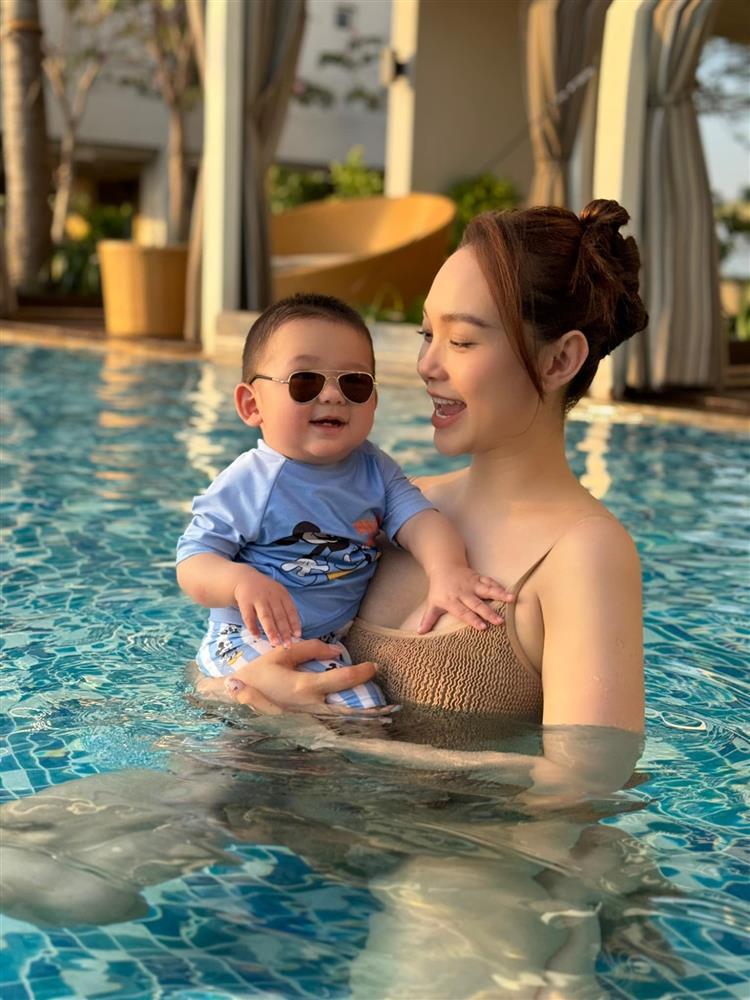 Con trai Minh Hằng thích thú khi được mẹ cho đi bơi, biểu cảm đáng yêu đốn tim người hâm mộ!-1